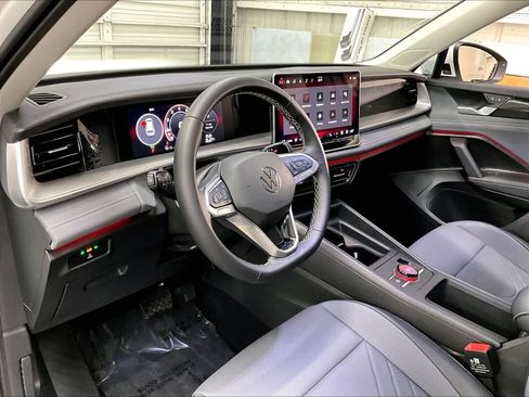 Certified 2025 Volkswagen Tiguan SE image 16