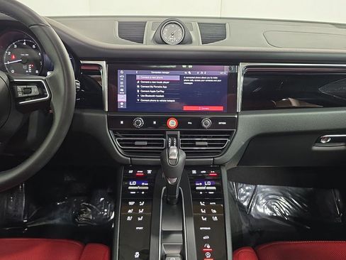 Used 2025 Porsche Macan AWD/4WD image 16