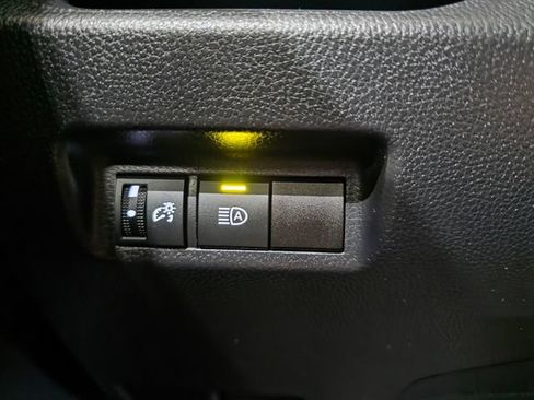 Used 2025 Toyota RAV4 XLE AWD/4WD image 18