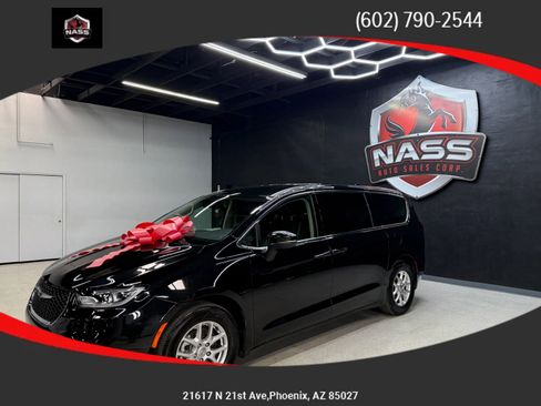 Used 2023 Chrysler Pacifica Touring-L image 1