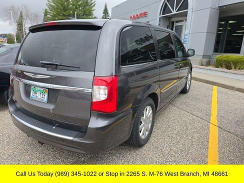 Used 2016 Chrysler Town & Country Touring image 6