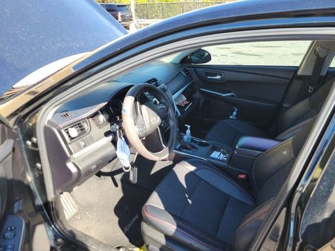 Used 2015 Toyota Camry SE image 5