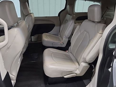 Used 2018 Chrysler Pacifica Touring-L image 31