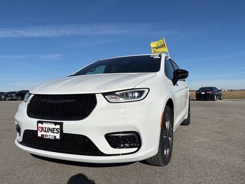 New 2026 Chrysler Pacifica Select image 3