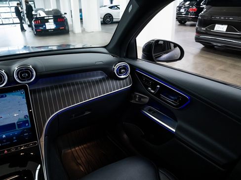 Used 2025 Mercedes-Benz GLC 350e 4MATIC image 11