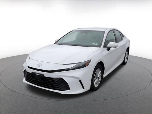 Used 2025 Toyota Camry LE image 5
