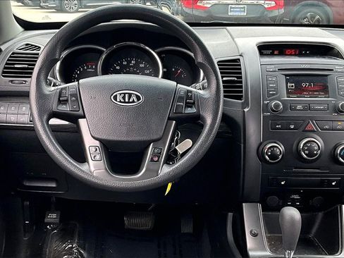 Used 2013 Kia Sorento LX w/ Convenience Pkg image 17
