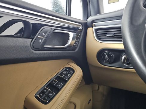 Used 2017 Porsche Macan S image 32