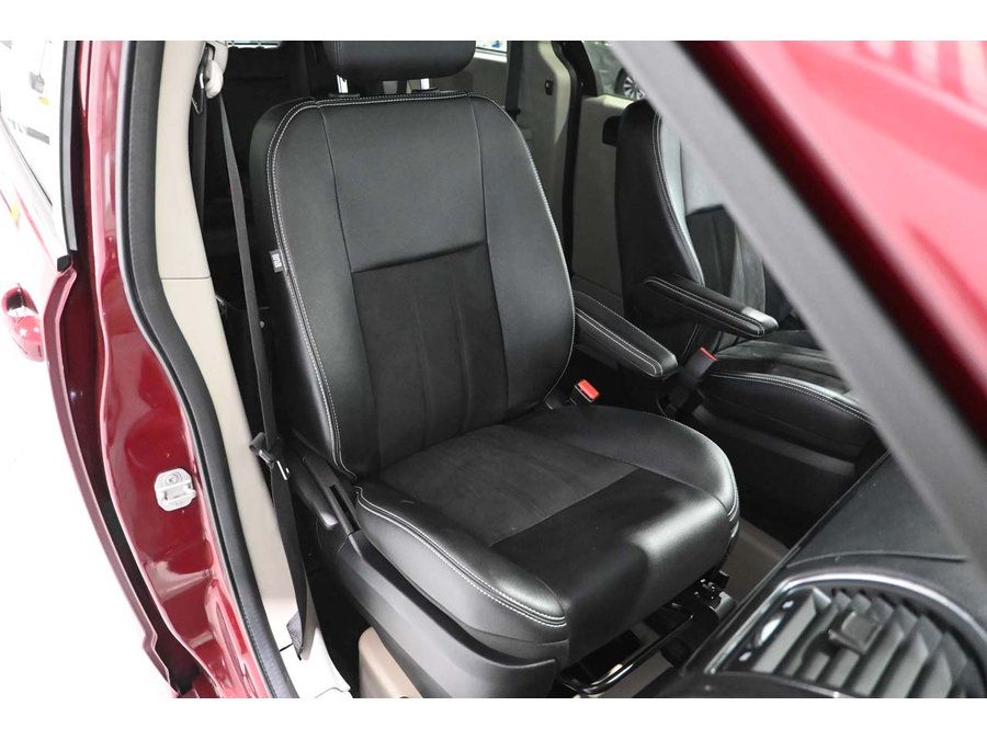 Used 2019 Dodge Grand Caravan SXT FWD image 16