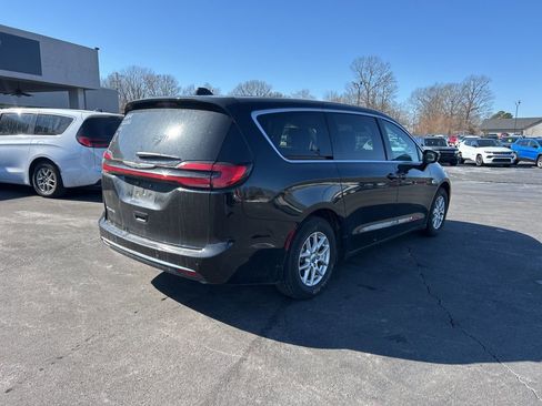 Used 2024 Chrysler Pacifica Touring-L image 4