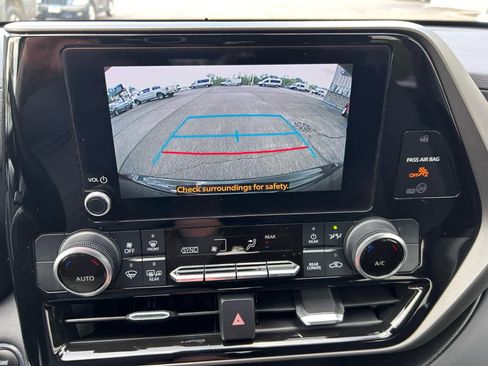Used 2023 Toyota Highlander LE AWD/4WD image 18