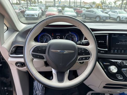 Used 2020 Chrysler Pacifica Limited w/ Advanced Safetytec Group FWD image 12