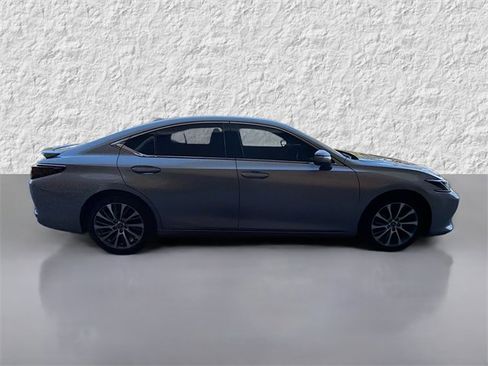 Used 2019 Lexus ES 300h image 2