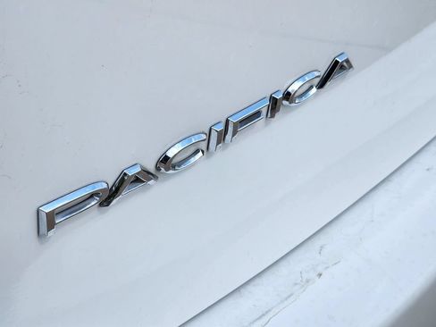 Used 2024 Chrysler Pacifica Touring-L FWD image 17