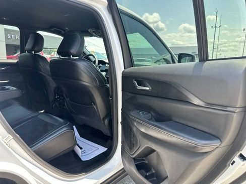 Used 2024 Jeep Grand Cherokee Altitude AWD/4WD image 17