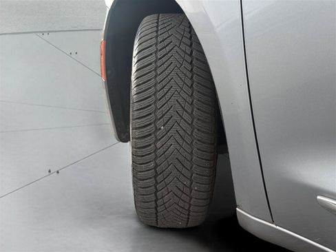 Used 2020 Chrysler Pacifica Touring-L FWD image 30