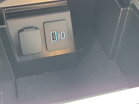 Used 2022 Ford Explorer XLT w/ Equipment Group 202A AWD/4WD image 28