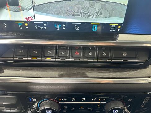 Used 2022 Chevrolet Silverado 1500 LTZ w/ LTZ Convenience Package II AWD/4WD image 34