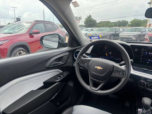 Used 2025 Chevrolet Trax LT FWD image 33