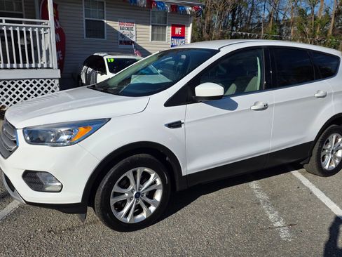 Used 2019 Ford Escape SE image 2