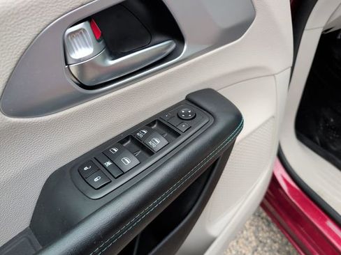 Used 2019 Chrysler Pacifica Touring-L w/ Premium Audio Group FWD image 14