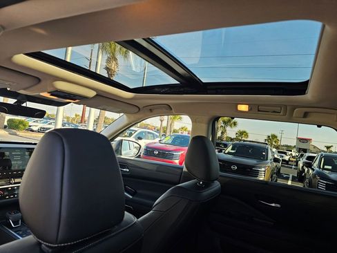 Used 2024 Nissan Pathfinder Platinum image 19