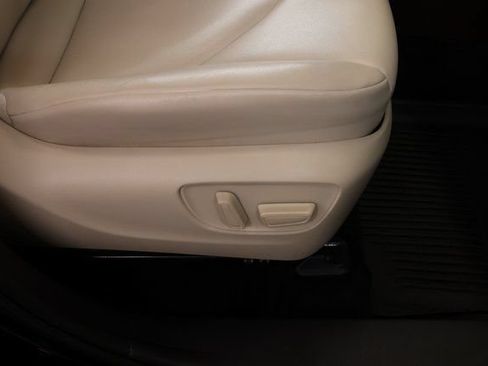 Used 2022 Toyota Highlander XLE AWD/4WD image 29