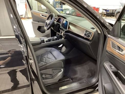 Used 2024 Volkswagen Atlas SE AWD/4WD image 11
