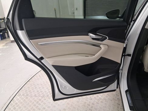 Used 2022 Audi e-tron Premium Plus w/ Premium Plus Package image 29