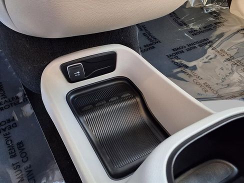 Used 2024 Chrysler Pacifica Touring-L image 9