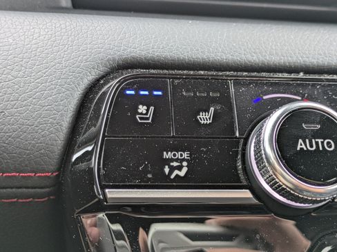 Used 2025 Honda Pilot Black Edition image 30