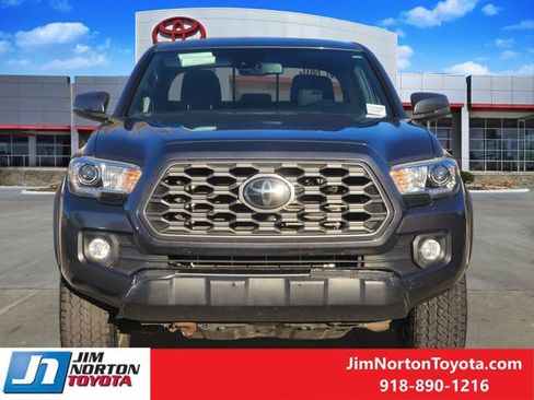 Used 2020 Toyota Tacoma TRD Off-Road image 2