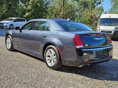 Used 2018 Chrysler 300 Touring image 3