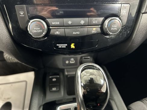 Used 2020 Nissan Rogue SV w/ Sun & Sound Touring Package image 17