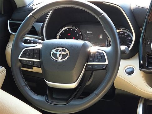 Used 2024 Toyota Highlander XLE image 12