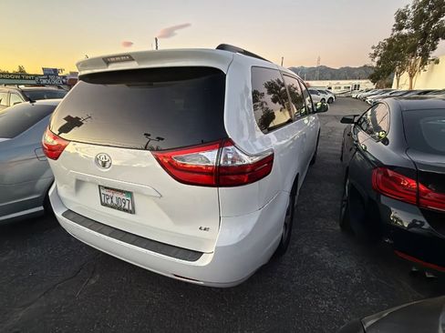 Used 2015 Toyota Sienna LE image 3