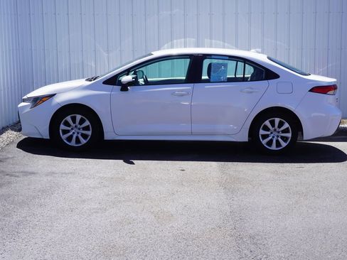 Used 2023 Toyota Corolla LE image 3