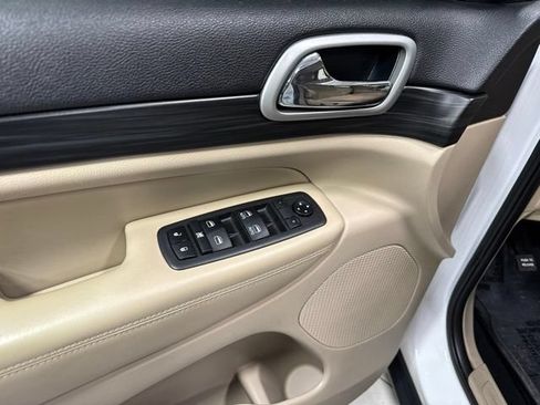 Used 2019 Jeep Grand Cherokee Laredo AWD/4WD image 11