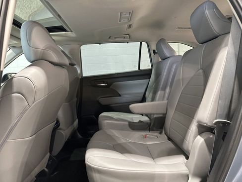 Certified 2021 Toyota Highlander XLE AWD/4WD image 15