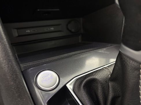 Used 2024 Volkswagen Tiguan SE image 32