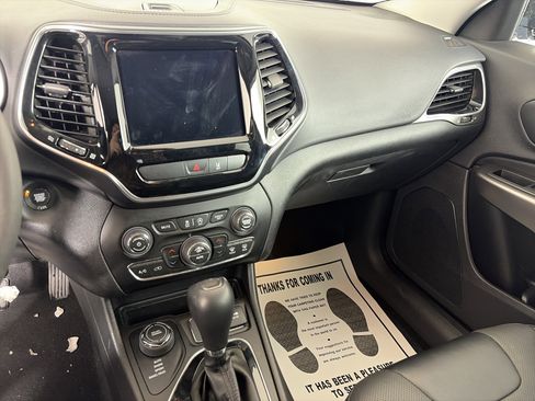 Used 2022 Jeep Cherokee Limited image 4