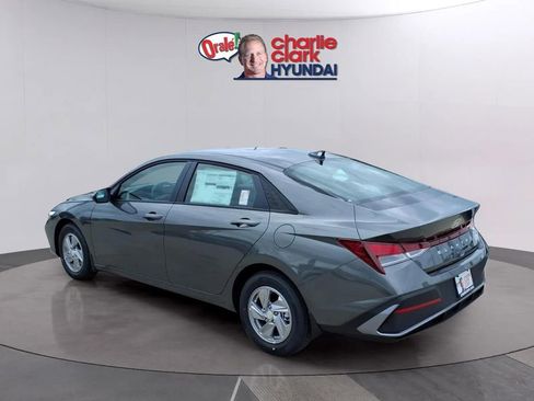 New 2026 Hyundai Elantra SE FWD image 3