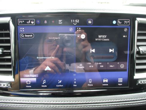 Used 2024 Chrysler Pacifica Limited FWD image 22