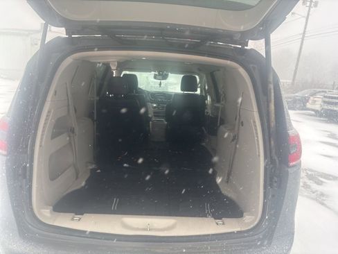 Used 2022 Chrysler Pacifica Touring-L image 22