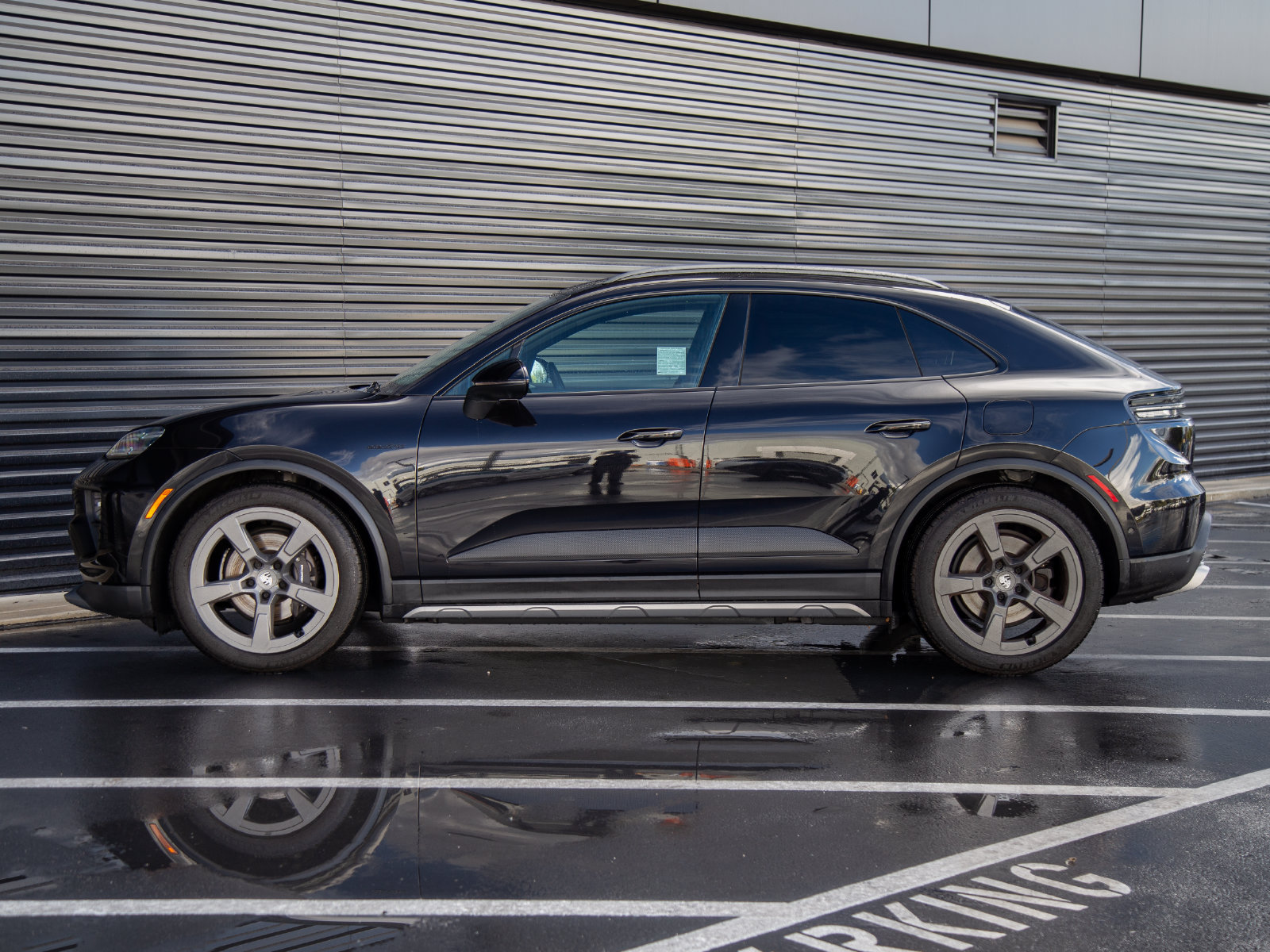 Certified 2025 Porsche Macan Electric RWD image 3