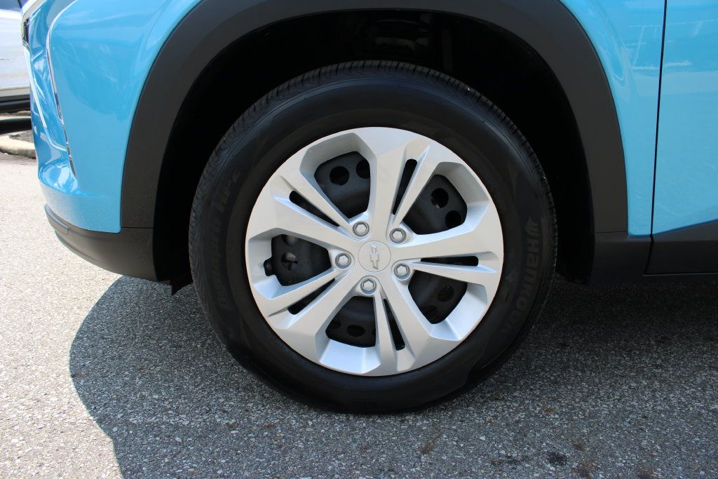 Certified 2025 Chevrolet Trax LS FWD image 25