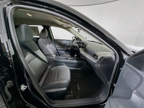 Used 2025 Nissan Kicks SV image 32