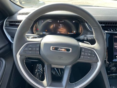 Used 2023 Jeep Grand Cherokee Altitude image 11