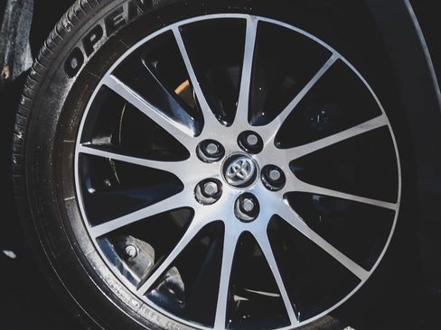 Used 2018 Toyota Highlander SE w/ Carpet Mat Package (TMS) image 2