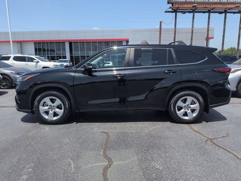 Used 2023 Toyota Highlander LE AWD/4WD image 2
